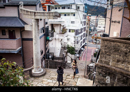 Einbeinige Steintor, zweite Torii-Bogen am Sanno Shinto-Schrein, Nagasaki, Japan. Stockfoto