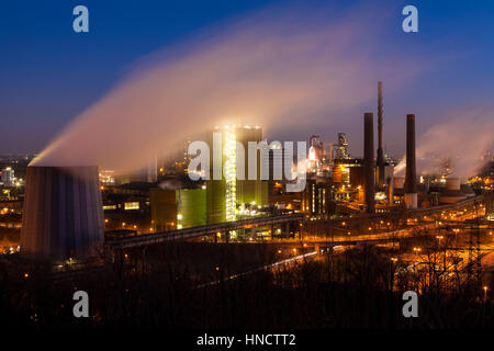 Deutschland, Nordrhein-Westfalen, Ruhr Gebiet, Duisburg, ThyssenKrupp Steel Plant im Stadtteil Bruckhausen, Blick vom Alsumer Berg. Stockfoto