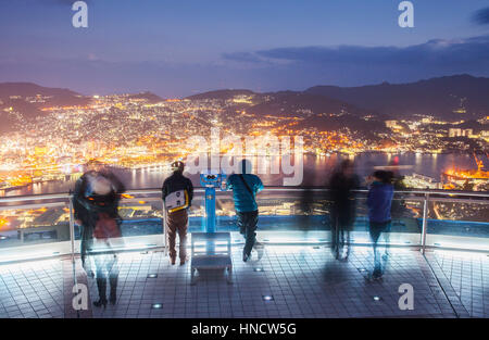 Touristen, Stadtbild, Blick vom Mt. Inasa Lookout, Nagasaki, Japan. Stockfoto