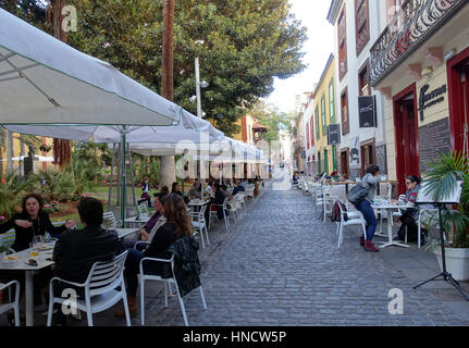 Calle San Francisco in Santa Cruz De Tenerife, Kanarische Inseln, Spanien verfügt über zahlreiche restaurants Stockfoto