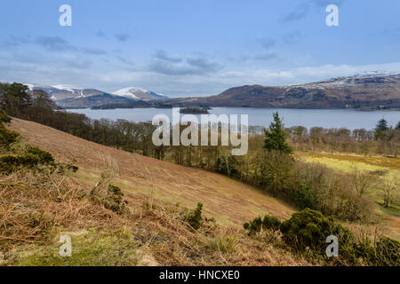 Derwentwater, Lake District - Blick vom westlichen Ufer in Richtung Keswick und Blencathra Ende März Stockfoto