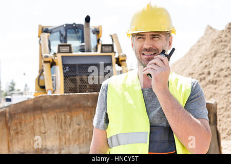 Zuversichtlich Supervisor mit Walkie-talkie auf Baustelle Stockfoto