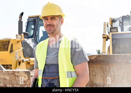 Porträt von zuversichtlich Betreuer stehen auf Baustelle Stockfoto