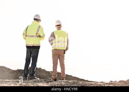 Rückansicht des Architekten stehen auf Baustelle gegen klaren Himmel Stockfoto