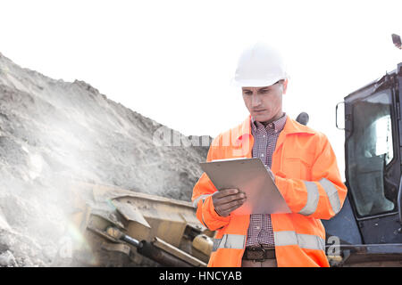 Ingenieur lesen Zwischenablage auf Baustelle Stockfoto