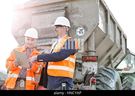 Glücklich Architekten diskutieren über Zwischenablage von Baustellen-Lkw Stockfoto