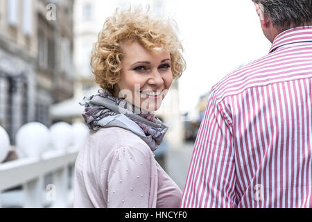 Porträt von glücklich Frau mittleren Alters mit Mann im freien Stockfoto