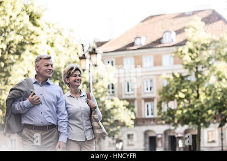 Glückliches Ehepaar mittleren Alters zu Fuß in die Stadt Stockfoto