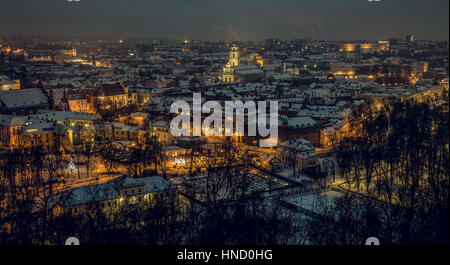 Vilnius alte Stadt Panorama in der Nacht. Vilnius Aerial Panorama der Altstadt. Nacht Panorama der Altstadt von Vilnius aus Hügel der drei Kreuze, Litauen Stockfoto