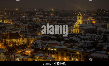 Aerial Panorama der Altstadt von Vilnius zur Abenddämmerung Zeit. Nacht Panorama der Altstadt von Vilnius aus dem Berg der drei Kreuze, Litauen. Vilnius-winter Stockfoto