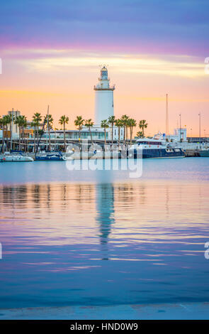 Die Marine von Malaga, Spanien. Es ist eine moderne Region der Stadt mit Museen, Restaurants, Unterhaltung und einen alten Leuchtturm an der Spitze. Stockfoto