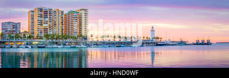 Die Marine von Malaga, Spanien. Es ist eine moderne Region der Stadt mit Museen, Restaurants, Unterhaltung und einen alten Leuchtturm an der Spitze. Stockfoto