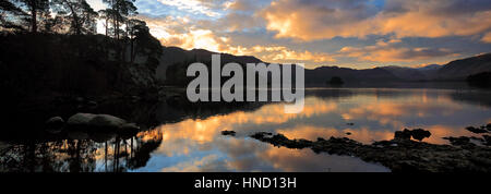 Herbst, fiel November, Oktober, Dawn Sunrise über Brüder Crag und Walla Felsen, Derwentwater See, Keswick Stadt, Cumbria, Lake District National Park, Stockfoto