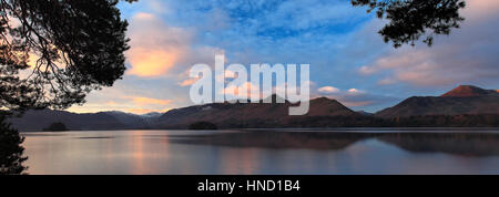 Nebligen Morgenlicht über Cat Glocken fielen, Derwentwater See, Keswick, Lake District National Park, Grafschaft Cumbria, England, UK Stockfoto