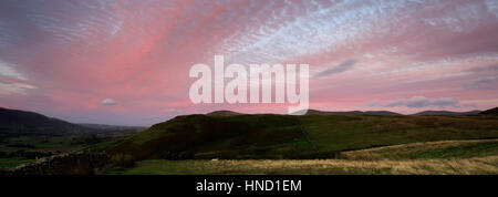 Sonnenuntergang, Altocumulus Stratiformis Wolken über Walla Crag, Nationalpark Lake District, Grafschaft Cumbria, England, UK Stockfoto