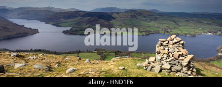 Der Beacon Cairn von Arthurs Pike fiel, Nationalpark Lake District, Cumbria County, England, UK.        Arthurs Hecht fiel ist eines der 214 Wainwright Stockfoto