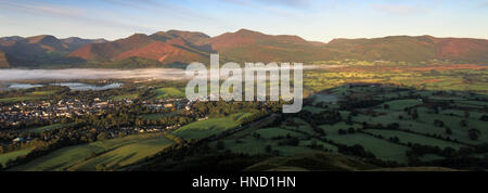 Misty Sonnenuntergang über Derwentwater, Keswick, Lake District National Park, Grafschaft Cumbria, England, UK Stockfoto