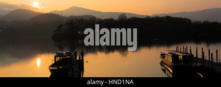 Nebligen Sonnenuntergang über Boote auf Derwentwater See, Keswick, Lake District National Park, Grafschaft Cumbria, England, UK Stockfoto