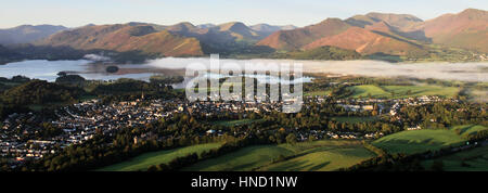 Misty Sonnenuntergang über Derwentwater, Keswick, Lake District National Park, Grafschaft Cumbria, England, UK Stockfoto