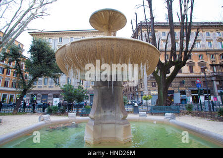 Rom, Italien - 8. Januar 2017: Cairoli Square Garden in Rom, Ansicht von Fontana Cairoli mit Eiszapfen, die aufgrund der niedrigen Temperaturen gebildet haben Stockfoto