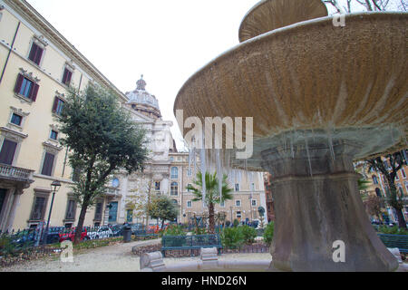 Rom, Italien - 8. Januar 2017: Cairoli Square Garden in Rom, Ansicht von Fontana Cairoli mit Eiszapfen, die aufgrund der niedrigen Temperaturen gebildet haben Stockfoto