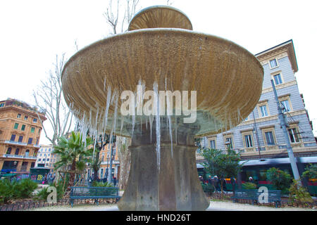 Rom, Italien - 8. Januar 2017: Cairoli Square Garden in Rom, Ansicht von Fontana Cairoli mit Eiszapfen, die aufgrund der niedrigen Temperaturen gebildet haben Stockfoto