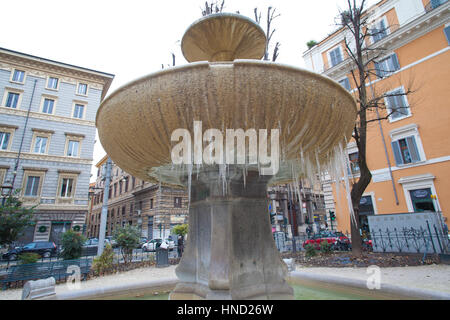 Rom, Italien - 8. Januar 2017: Cairoli Square Garden in Rom, Ansicht von Fontana Cairoli mit Eiszapfen, die aufgrund der niedrigen Temperaturen gebildet haben Stockfoto