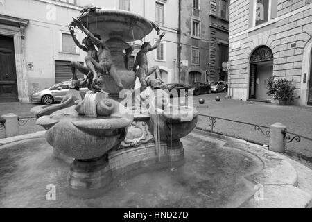 Rom, Italien - 8. Januar 2017: Ansicht der Fontana Delle Tartarughe mit Eiszapfen in Rom, Piazza Mattei Stockfoto