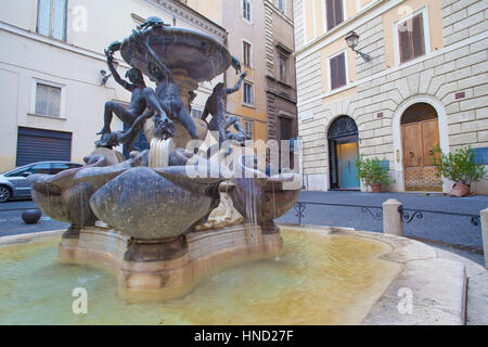 Rom, Italien - 8. Januar 2017: Ansicht der Fontana Delle Tartarughe mit Eiszapfen in Rom, Piazza Mattei Stockfoto