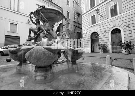 Rom, Italien - 8. Januar 2017: Ansicht der Fontana Delle Tartarughe mit Eiszapfen in Rom, Piazza Mattei Stockfoto