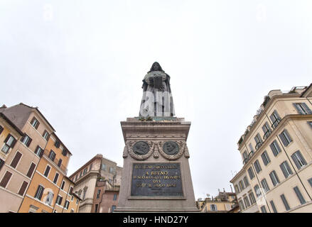 Rom, Italien - 8. Januar 2017: Giordano Brunos monumentale Statue auf der Piazza Campo De Fiori, Rom. Das Denkmal wurde im Jahre 1889 Langschläferin errichtet wo er war Stockfoto