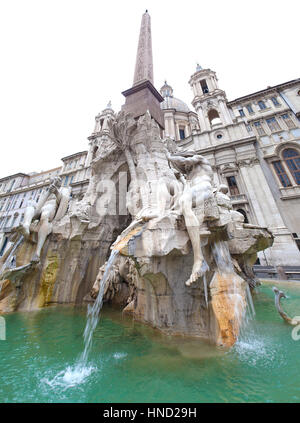 Fontana dei Fiumi und Sant'Agnese in Agone Fassade auf der Piazza Navona, Rom (Italien). Stockfoto