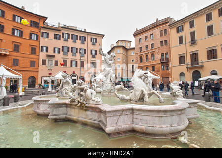 Rom, Italien - 8. Januar 2017: Blick von Fontana del Nettuno (Neptunbrunnen) auf der Piazza Navona, Rom. Nicht identifizierte Touristen besuchen den Ort Stockfoto