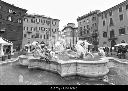 Rom, Italien - 8. Januar 2017: Blick von Fontana del Nettuno (Neptunbrunnen) auf der Piazza Navona, Rom. Nicht identifizierte Touristen besuchen den Ort Stockfoto