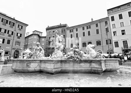 Rom, Italien - 8. Januar 2017: Blick von Fontana del Nettuno (Neptunbrunnen) auf der Piazza Navona, Rom. Nicht identifizierte Touristen besuchen den Ort Stockfoto