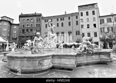 Rom, Italien - 8. Januar 2017: Blick von Fontana del Nettuno (Neptunbrunnen) auf der Piazza Navona, Rom. Nicht identifizierte Touristen besuchen den Ort Stockfoto