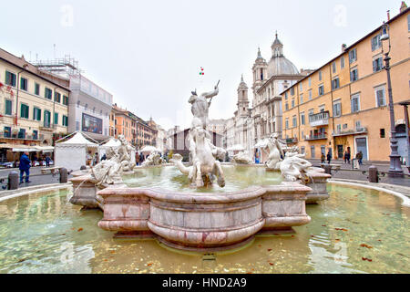 Rom, Italien - 8. Januar 2017: Blick von Fontana del Nettuno (Neptunbrunnen) auf der Piazza Navona, Rom. Nicht identifizierte Touristen besuchen den Ort Stockfoto