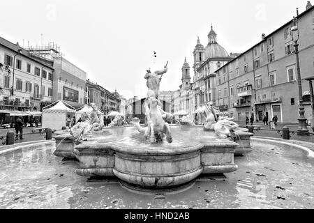 Rom, Italien - 8. Januar 2017: Blick von Fontana del Nettuno (Neptunbrunnen) auf der Piazza Navona, Rom. Nicht identifizierte Touristen besuchen den Ort Stockfoto