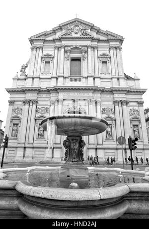 Rom, Italien - 8. Januar 2017: Sant Della Valle Fountain und Basilika Fassade Blick in Rom. Unbekannten Menschen auf der Straße. Stockfoto