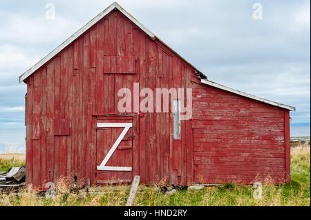 Fassade des roten Holz alte Scheune mit großen weißen Z an der Tür. Stockfoto