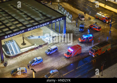 BERLIN, Deutschland - 12. Januar 2017: Emergency Services bereitgestellt, um einen Eingang an der s-Bahn-Station am Potsdamer Platz in Berlin, Deutschland Stockfoto