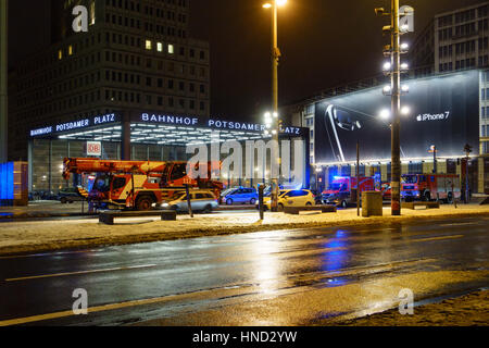 BERLIN, Deutschland - 12. Januar 2017: Emergency Services bereitgestellt, um einen Eingang an der s-Bahn-Station am Potsdamer Platz in Berlin, Deutschland Stockfoto