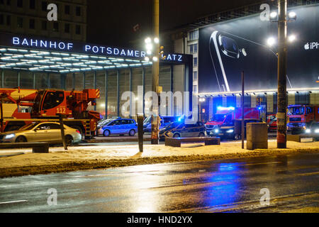 BERLIN, Deutschland - 12. Januar 2017: Emergency Services bereitgestellt, um einen Eingang an der s-Bahn-Station am Potsdamer Platz in Berlin, Deutschland Stockfoto