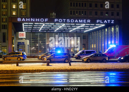 BERLIN, Deutschland - 12. Januar 2017: Emergency Services bereitgestellt, um einen Eingang an der s-Bahn-Station am Potsdamer Platz in Berlin, Deutschland Stockfoto