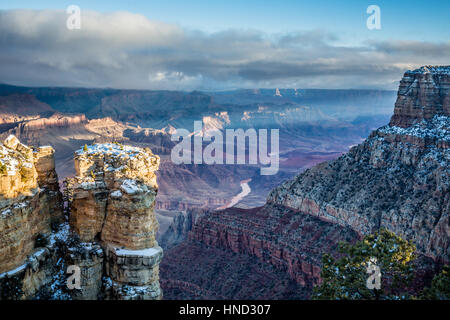 Der Colorado River erstreckt sich ab im Osten in dieser Winter-Ansicht des Grand Canyon von Navajo Point. Stockfoto