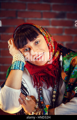 Porträt einer schönen Frau in russischer Tracht. Stockfoto