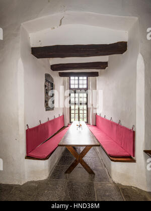 Braubach, Deutschland - 23. Mai 2016: Interieur des Schlosses Marksburg (Tisch und Bank). Es ist eine der wichtigsten Stätten des UNESCO-World Heritage Rh Stockfoto