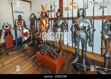 Braubach, Deutschland - 23. Mai 2016: Alte Rüstung im Schloss Marksburg in Rheinland-Pfalz, Braubach, Deutschland. Es ist eine der wichtigsten Stätten der t Stockfoto