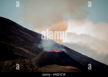 Ile De La Réunion Insel Piton De La Fournaise Vulkan Eruption mit Lava Flow und Dampf  Stockfoto