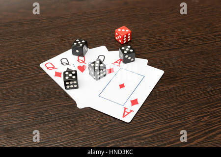 Poker-Hände - Four Of A Kind. Detailansicht von fünf Spielkarten bilden die Poker vier eine gütige Hand. Quadratisches Format Fotografie. Textur hinzugefügt. Stockfoto